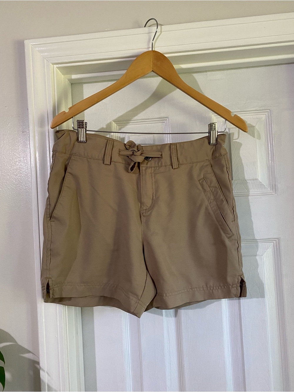 Magellan Outdoors Women's Tan Drawstring Cargo Shorts